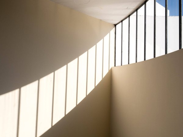 Comment intégrer le style Industriel dans un espace de vie avec des plafonds hauts ?